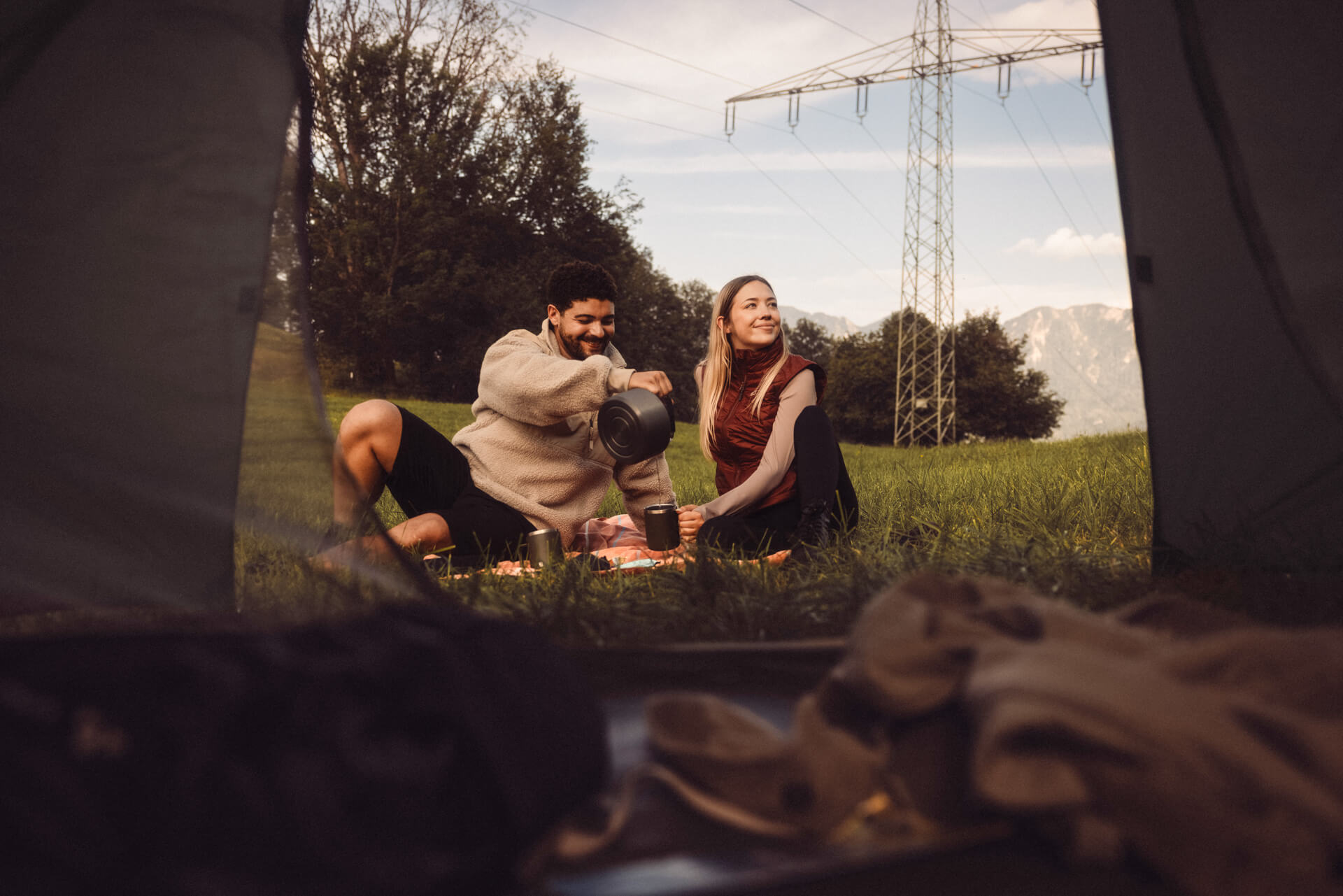 Picknick unterm Strommast (Location: Alpen)